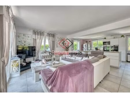 grande maison familiale de 8 pièces avec jardin paysager et sous sol avec garage à...