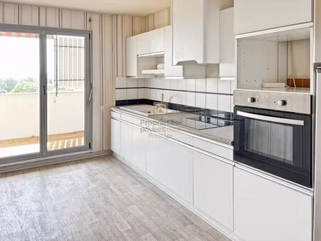 bordeaux cauderan appartement de trois pièces avec terrasse  balcon ascenseur cave et park