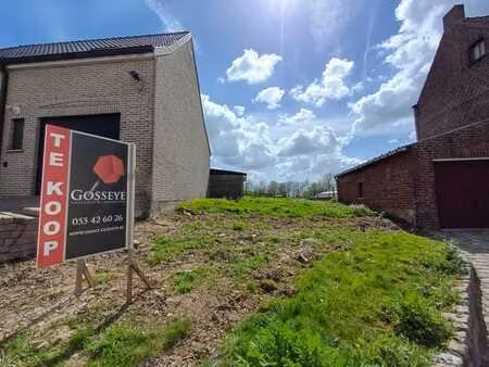 een perceel bouwgrond van 4a 60ca voor gesloten bebouwing...