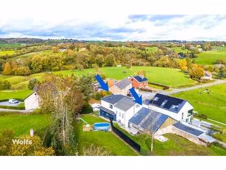 agréable maison avec jardin  garage et spacieux entrepôt !