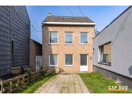 3 façades  4 chambres  jardin et très belle vue à l'arrière