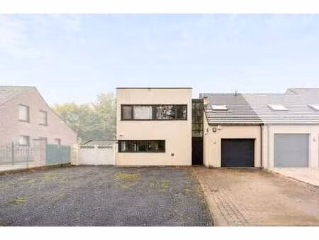 maison agréable avec 6 chambres et jardin ensoleillé.