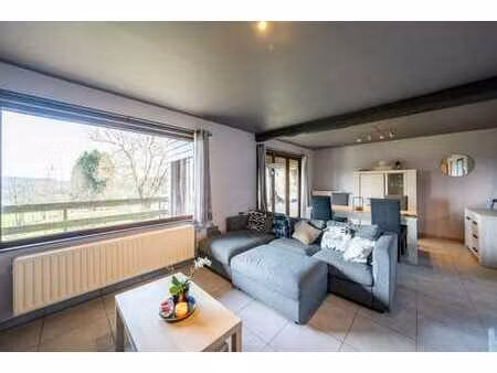 maison familiale moderne avec grand terrain et vue dégagée