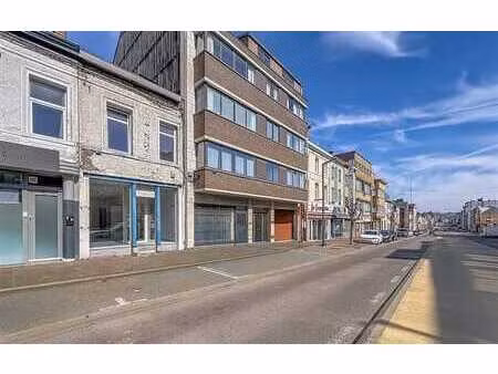 en plein centre-ville  bonne maison de commerce (poss. habit