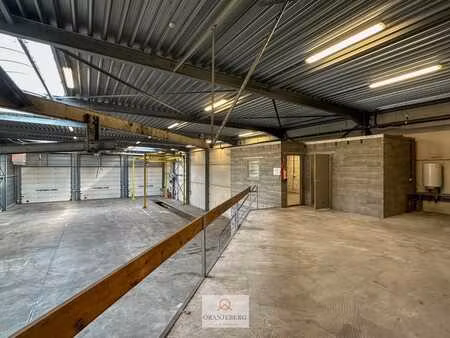 groot hoekmagazijn (650m²) te huur met hoge bereikbaarhei...