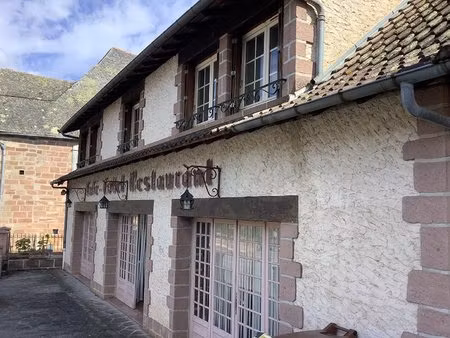 maison de ville 2500 hbts local d' activité d'un ancien hotel dans le bourg de varetz...
