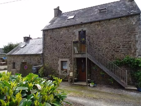 cotes d'armor . une maison avec 3 chambres pouvant être divisées en 2 appartements  près d