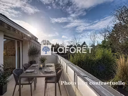 appartement avec terrasse ensolleillée à saint-nom-la-bretèche (t4)