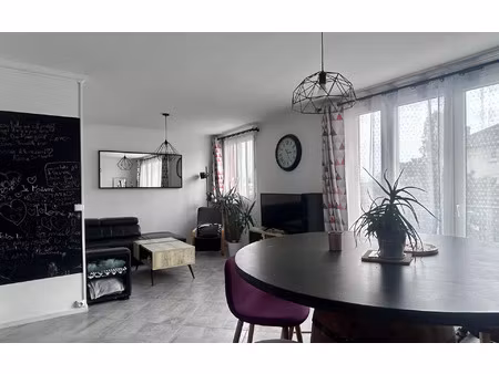 location appartement  70.5 m² t-3 à beauvais  780 €