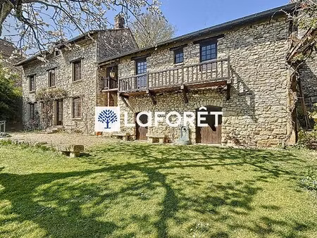 bâtisse coeur de village avec maison annexe et grange en parfait état