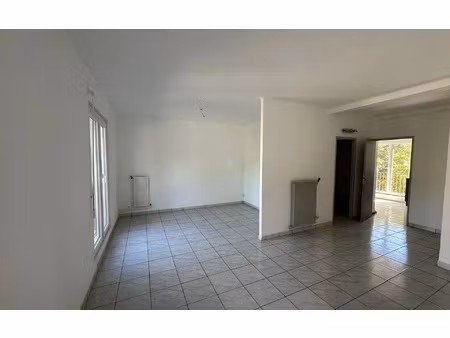 location appartement  72.3 m² t-3 à avignon  700 €