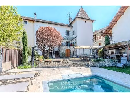 château médiéval  dépendances contemporaines et piscine aux portes de genève