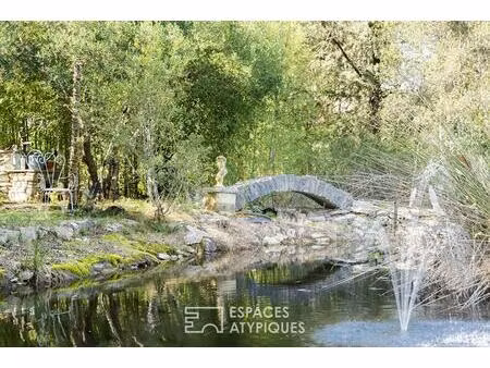 maison bois avec jardin et étang