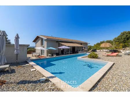 havre contemporain en provence avec vue panoramique et piscine