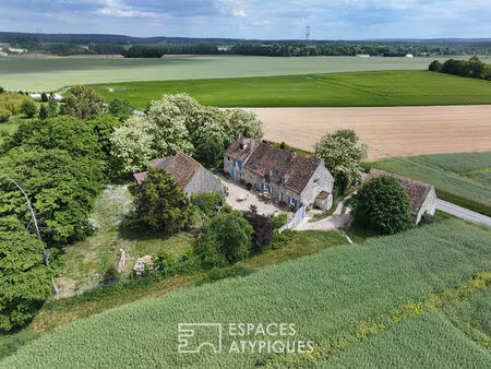 une ferme de caractère et sa grange à réinventer  au coeur de la nature