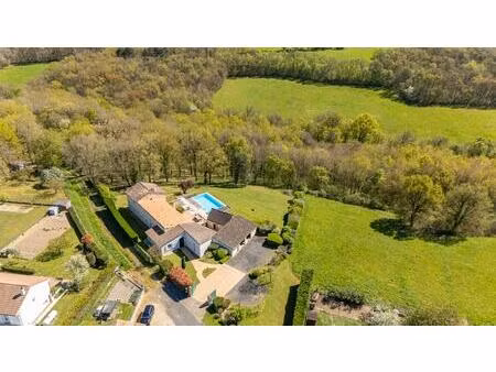 longère revisitée avec piscine et salle de musique dans un cadre naturel privilégié