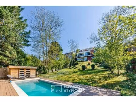 a presles : maison d'architecte baignée de lumière  avec piscine et vue sur la vallée