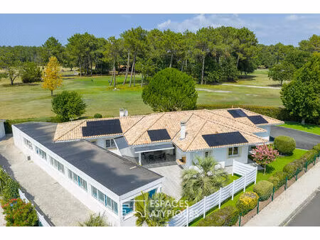 villa contemporaine sur le golf et son bassin de nage unique