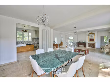 grande maison lumineuse de style intérieur contemporain sur jardin paysagé