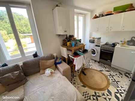 appartement lumineux 2 pièces très bien isolé avec place de parking privative