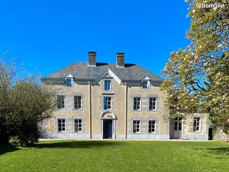 château avec 8 chambres  4 salles de bains et piscine
