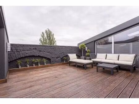 ** sublime appartement avec terrasse + parking   idéalement situé**