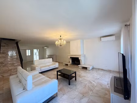 a villeneuve/lot  maison de ville avec garage et acsenseur