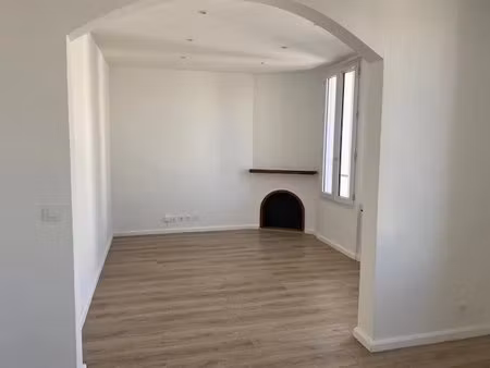 proche tram t2  et commerces