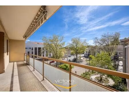 plein centre - cœur mairie - grand et lumineux t4 traversant avec grand balcon de 13 m²