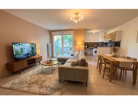 location appartement  61 m² t-3 à saint-quentin-de-baron  754 €