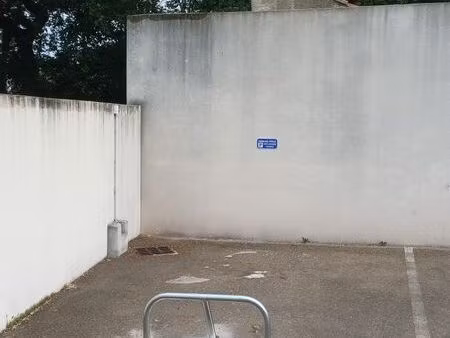 grande place parking extérieur – résidence sécurisée – idéal suv / utilitaire – les caillo