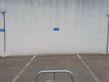 place parking extérieur – résidence sécurisée – petit véhicule – les caillols
