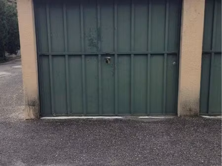 loue garage/ box arles
