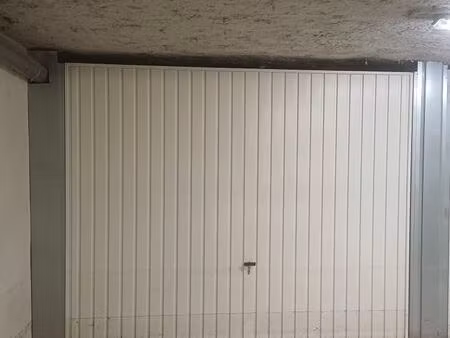 box fermé 15 m² – résidence sécurisée – électricité – les caillols (loyer temporaire 90)