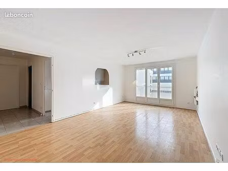 duplex lumineux 82 m² habitables / 92 m² au sol – dernier étage – balcon – 2 box en sous-s