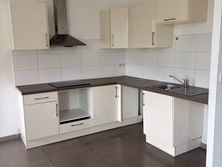 t2 à louer 1er étage ensoleillé et aéré grandes fenêtres