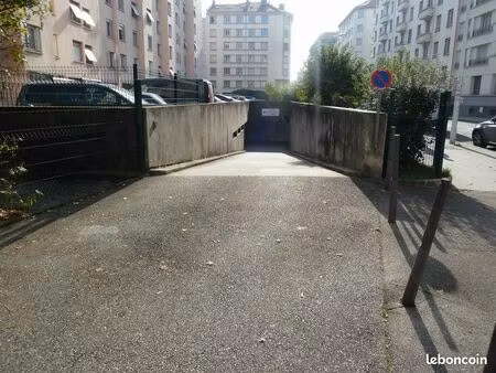 garage box ferme à louer lyon 3ème à 2mn gare de la part dieu-villette