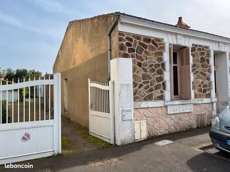 ensemble immobilier de 2 maisons avec garage préau et coure