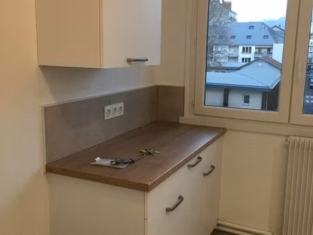 appartement de type 3 entièrement rénové au troisième étage