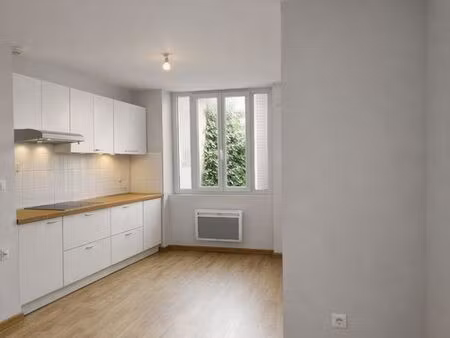 t2 non meublé refait à neuf 42m² centre-ville