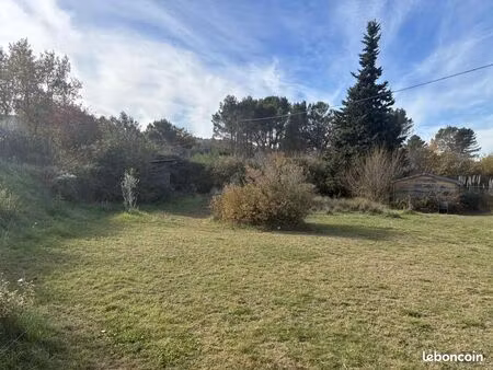 terrain 1 300 m² trets