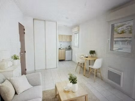 studio avec un locataire nice