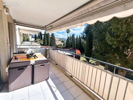 2 pièces avec terrasse et piscine