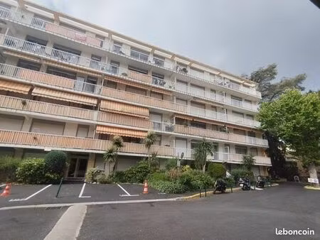 2p dans résidence de standing avec piscine gardien cave et parking