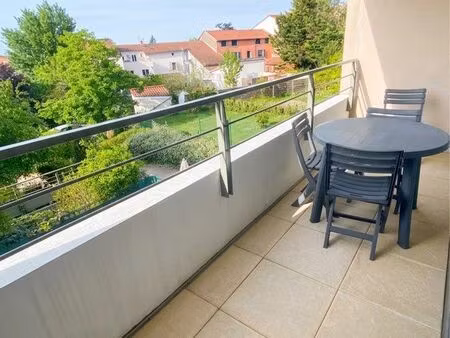 grand t2 de 57 m² avec terrasse  vue dégagée et garage - au centre de la tour de salvagny