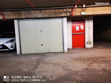 box fermé face parc monceau