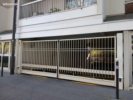 place de parking sécurisée