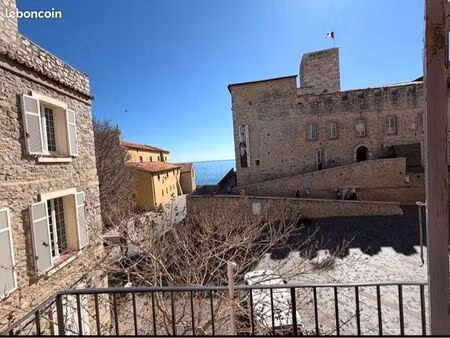 charmant 3p face au musée picasso