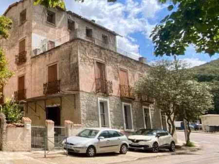 à vendre – sartène  corse - appartement de 135 m²   divisé en 3 unités avec grande cour pr