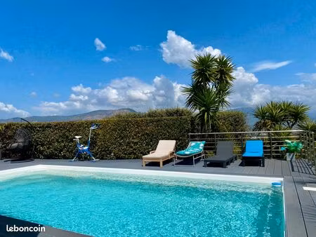 villa avec piscine proche commodites